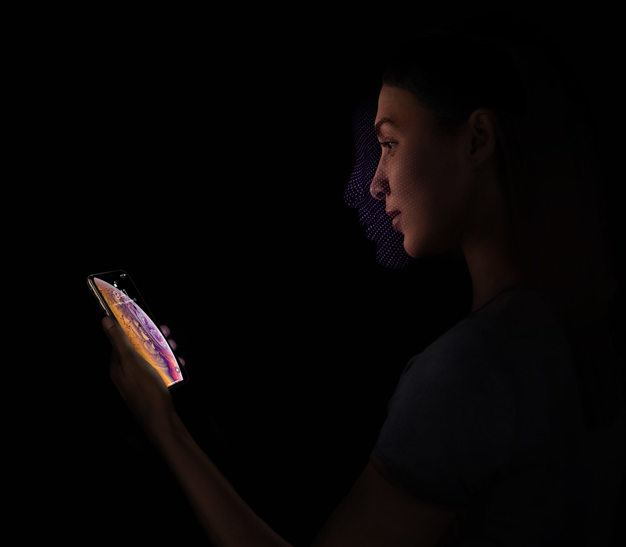 Femme tenant un smartphone, visage capturé par des points violets.