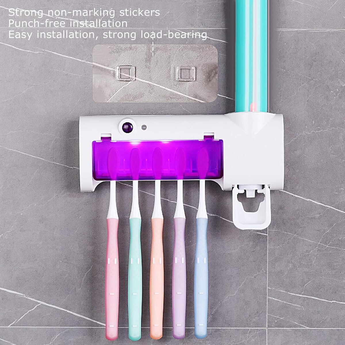 Un portacepillos blanco con luz UV y cinco cepillos de dientes coloridos.