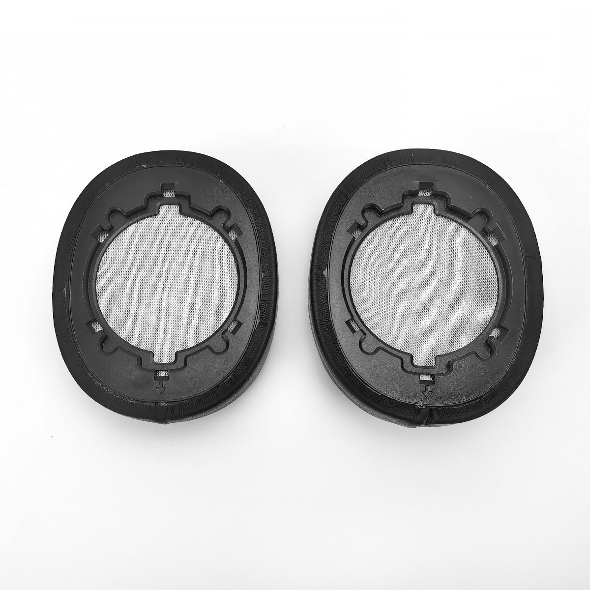 Dwa czarne nauszniki słuchawkowe z drobną siateczką wewnątrz, na białym tle.