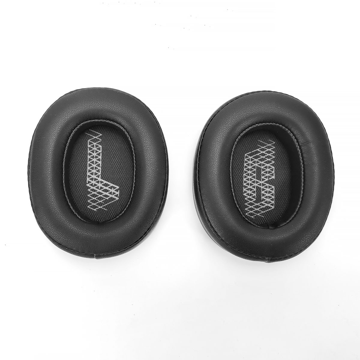 Dwie czarne, owalne poduszki nauszne słuchawek ze srebrnymi wzorami geometrycznymi na białym tle.