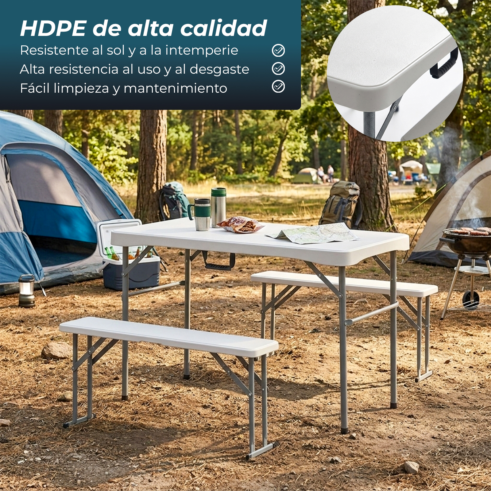 Mesa de picnic con bancos en un bosque, con tiendas y parrilla al fondo.