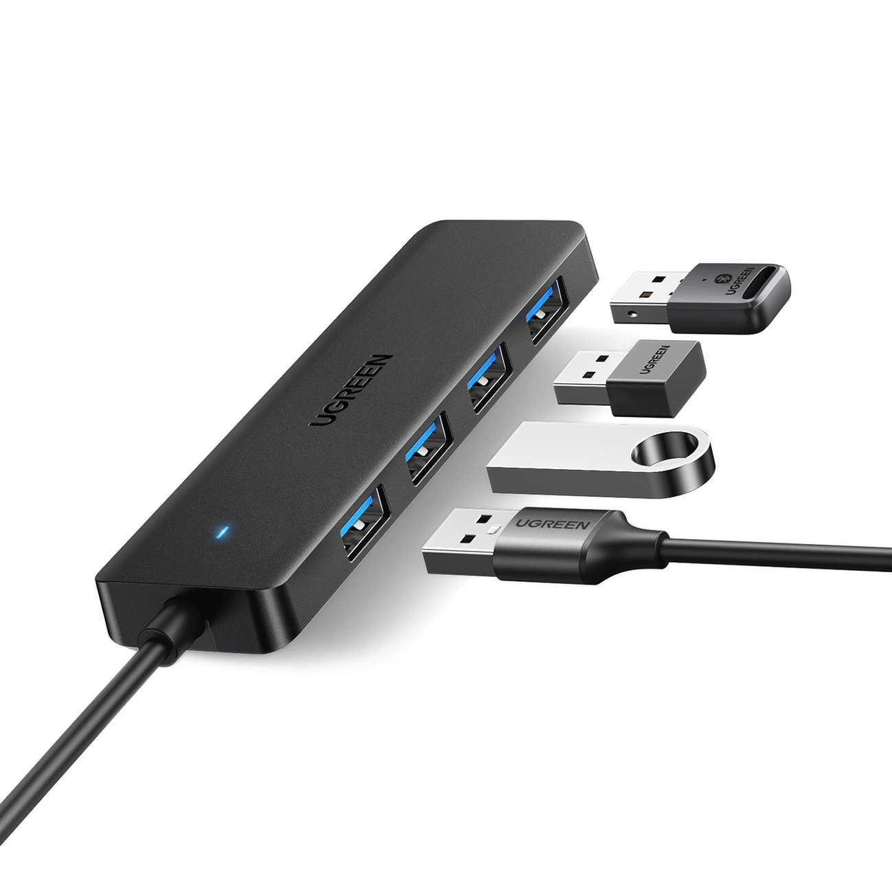 Czarny koncentrator USB z czterema portami i podłączonymi pendrive'ami.