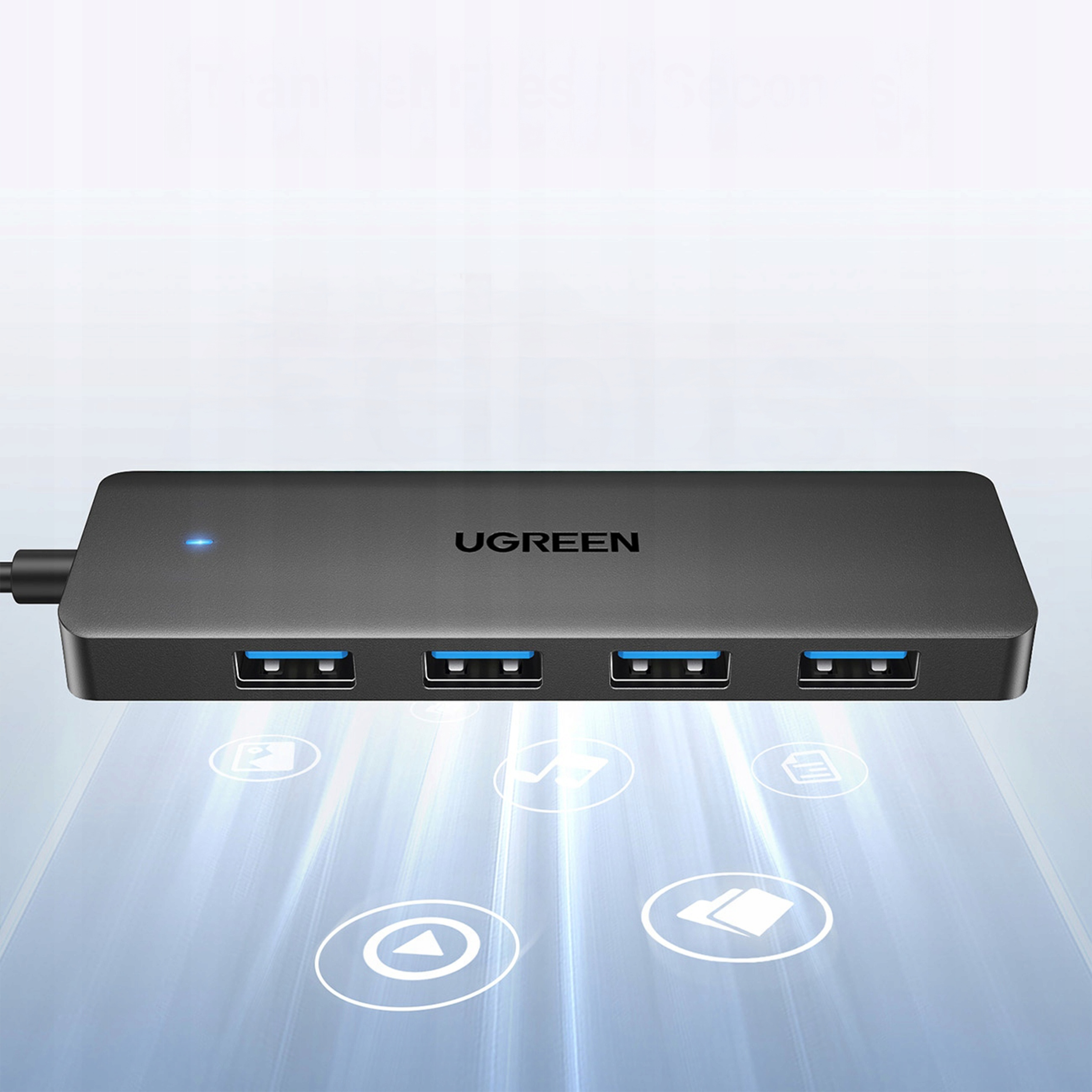 Czarny hub USB UGREEN z czterema portami i niebieską diodą, na jasnym tle.