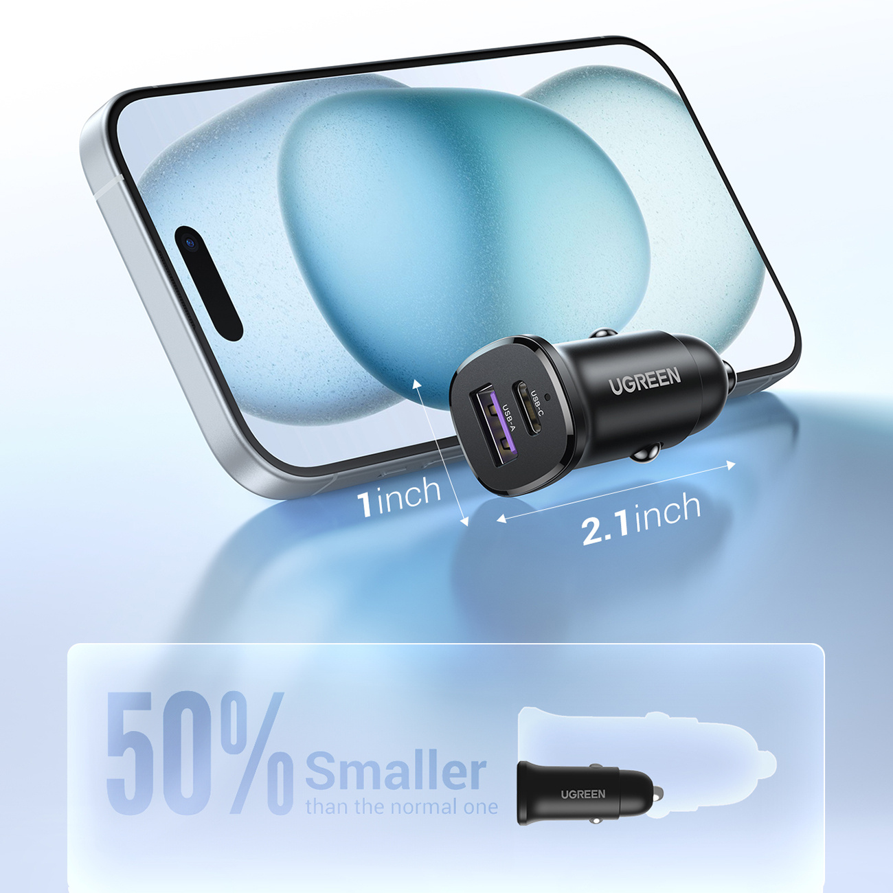 Czarna ładowarka samochodowa UGREEN z dwoma portami USB obok smartfona.