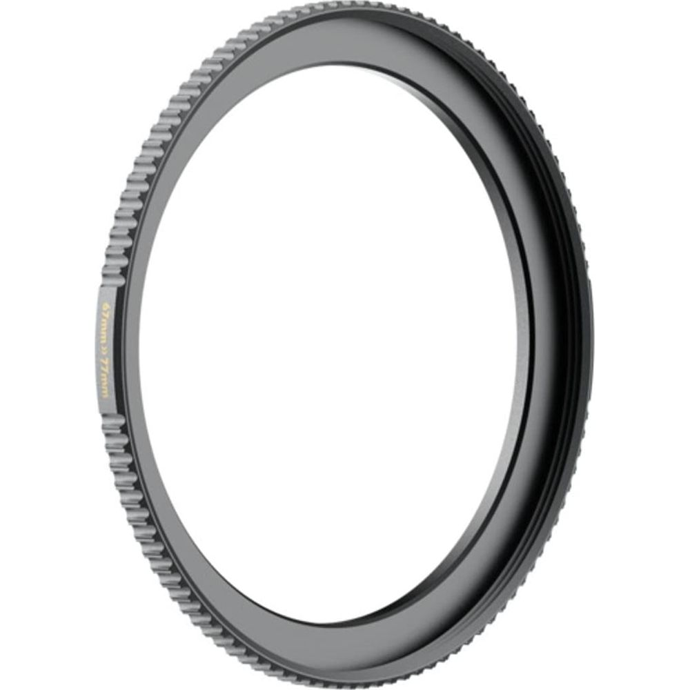 Bague d'adaptation 67mm vers 77mm grise avec bord rainuré.