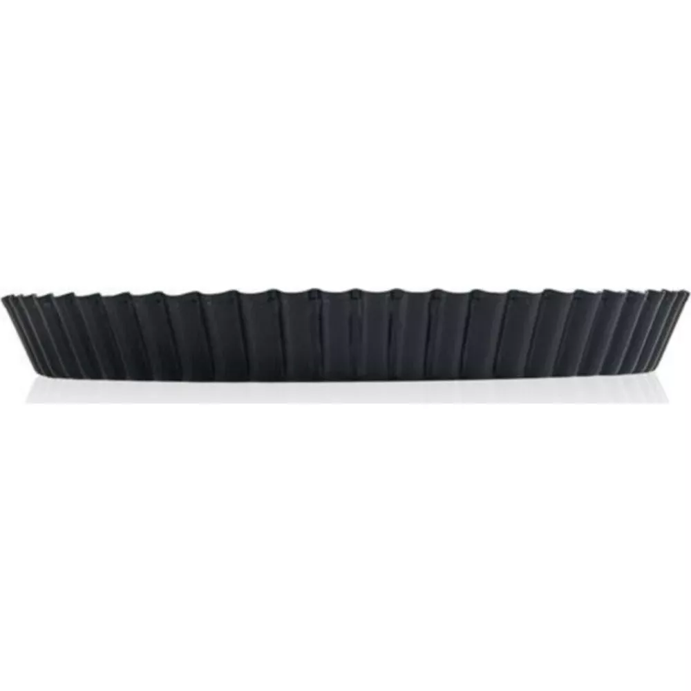 Eine schwarze, geriffelte Tartform auf weißem Hintergrund.