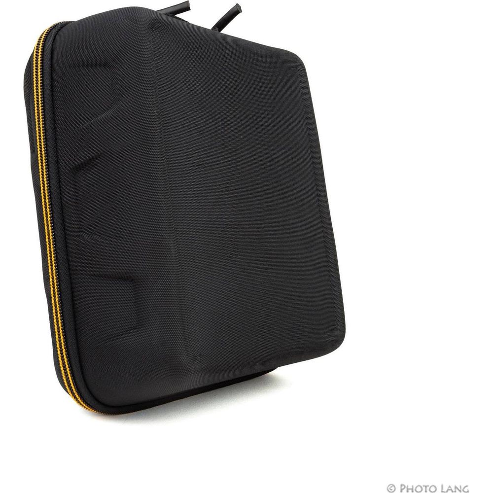 Schwarze Tasche mit gelbem Reißverschluss und Schlaufe auf weißem Hintergrund.