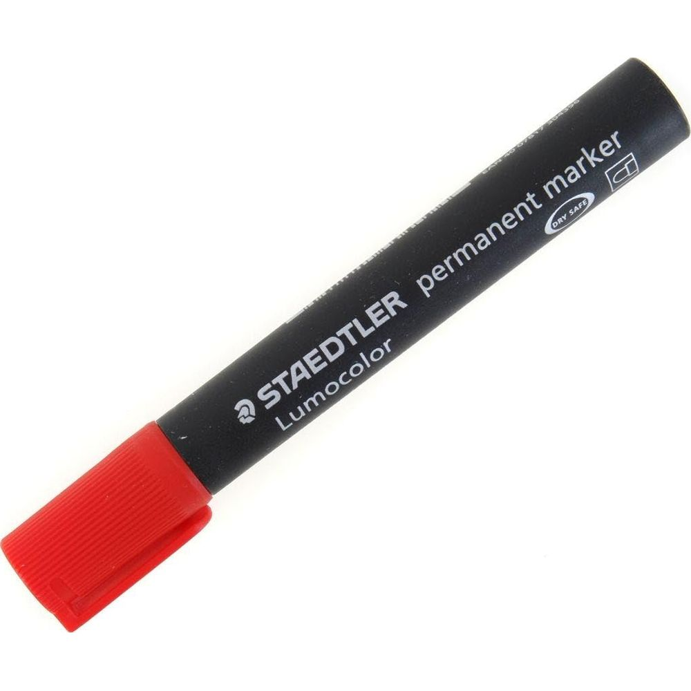 Ein roter Permanentmarker von Staedtler Lumocolor auf weißem Hintergrund.