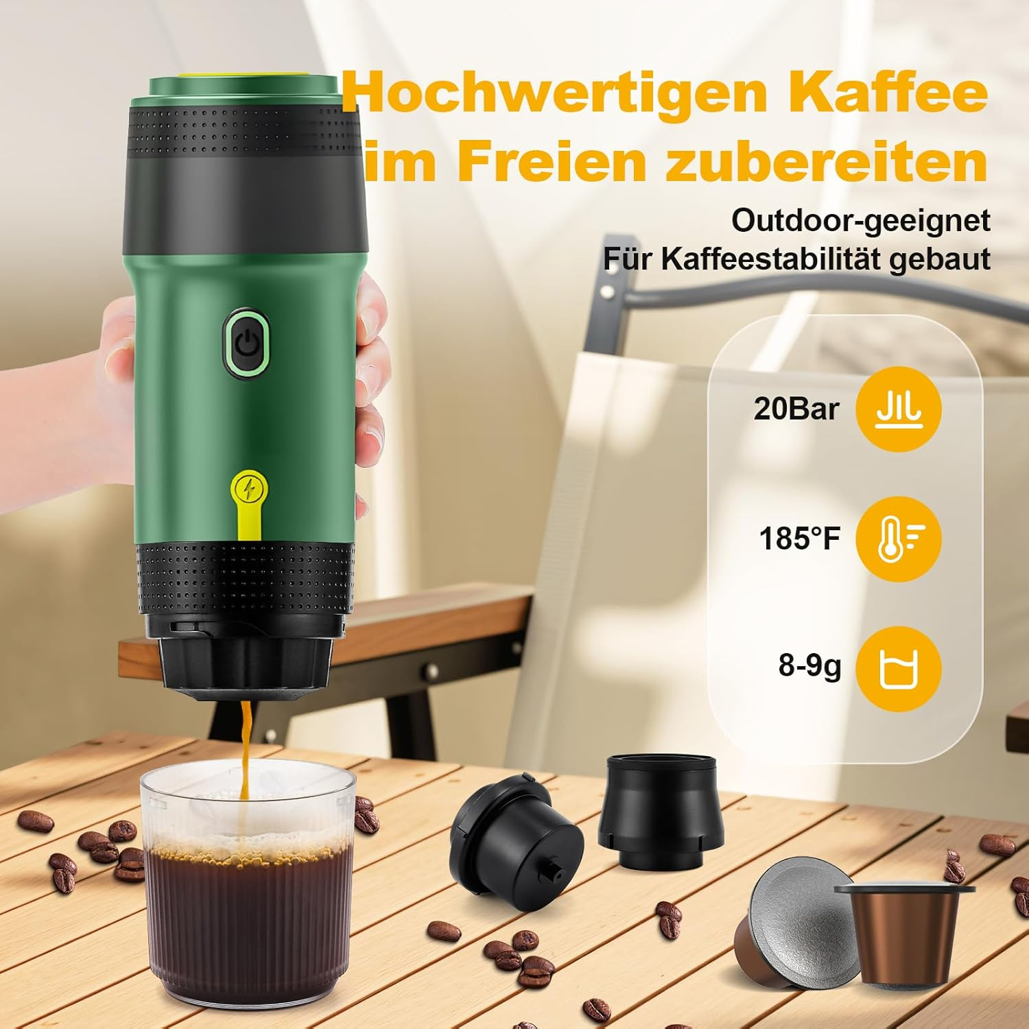 Grüne Kaffeemaschine brüht Kaffee in Glas, mit Kaffeebohnen und Kapseln.