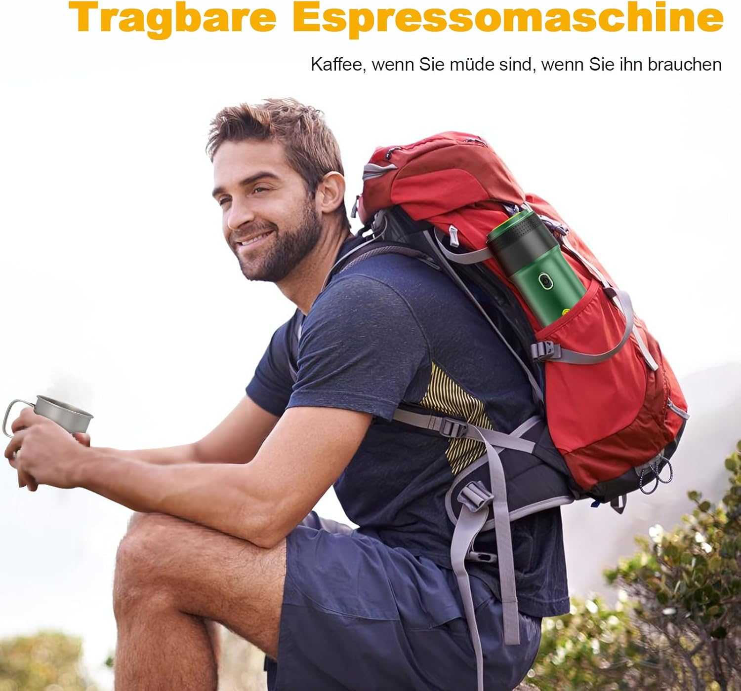 Ein Mann mit Rucksack hält eine Tasse Kaffee in der Natur.
