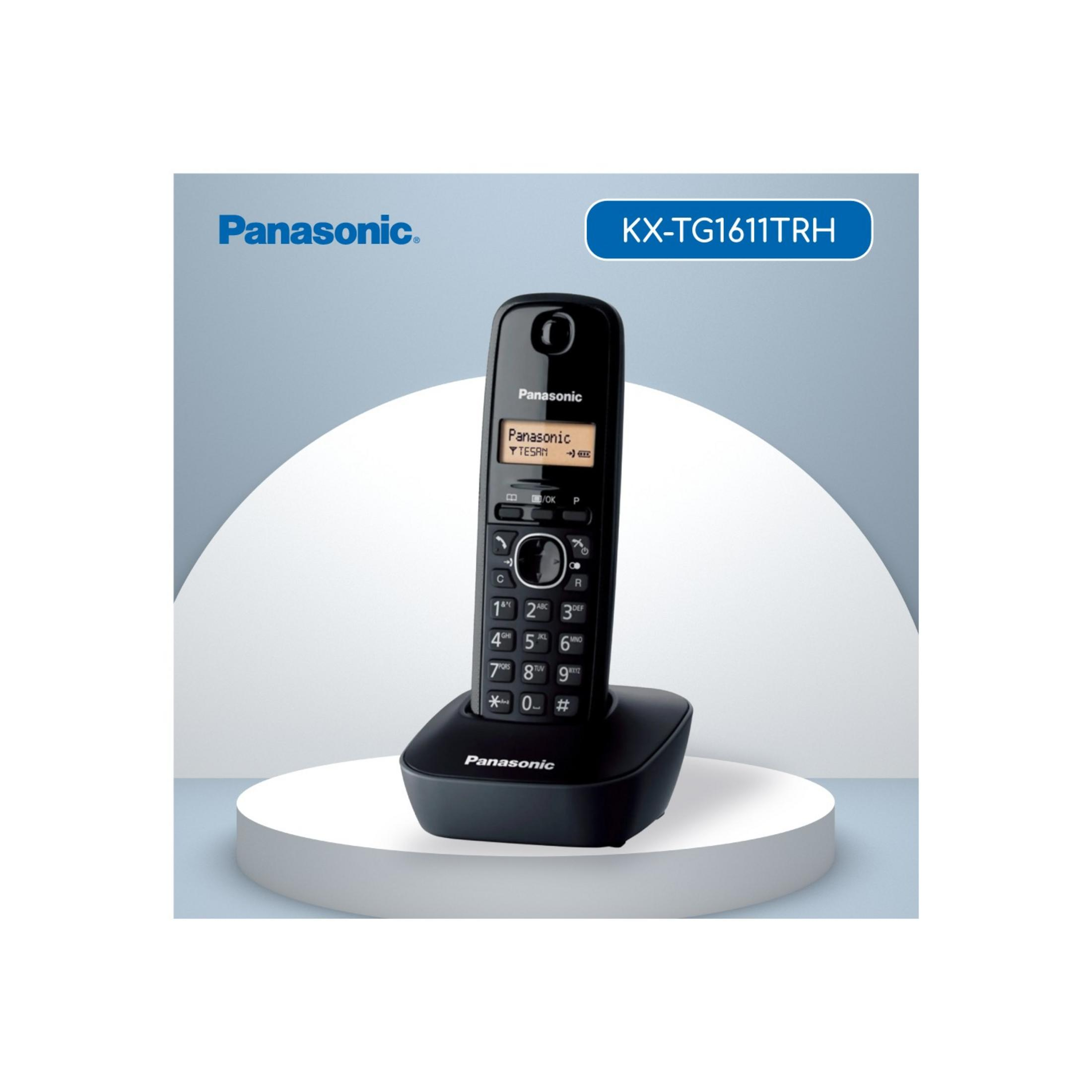 Siyah bir Panasonic kablosuz telefon şarj yuvasında duruyor.