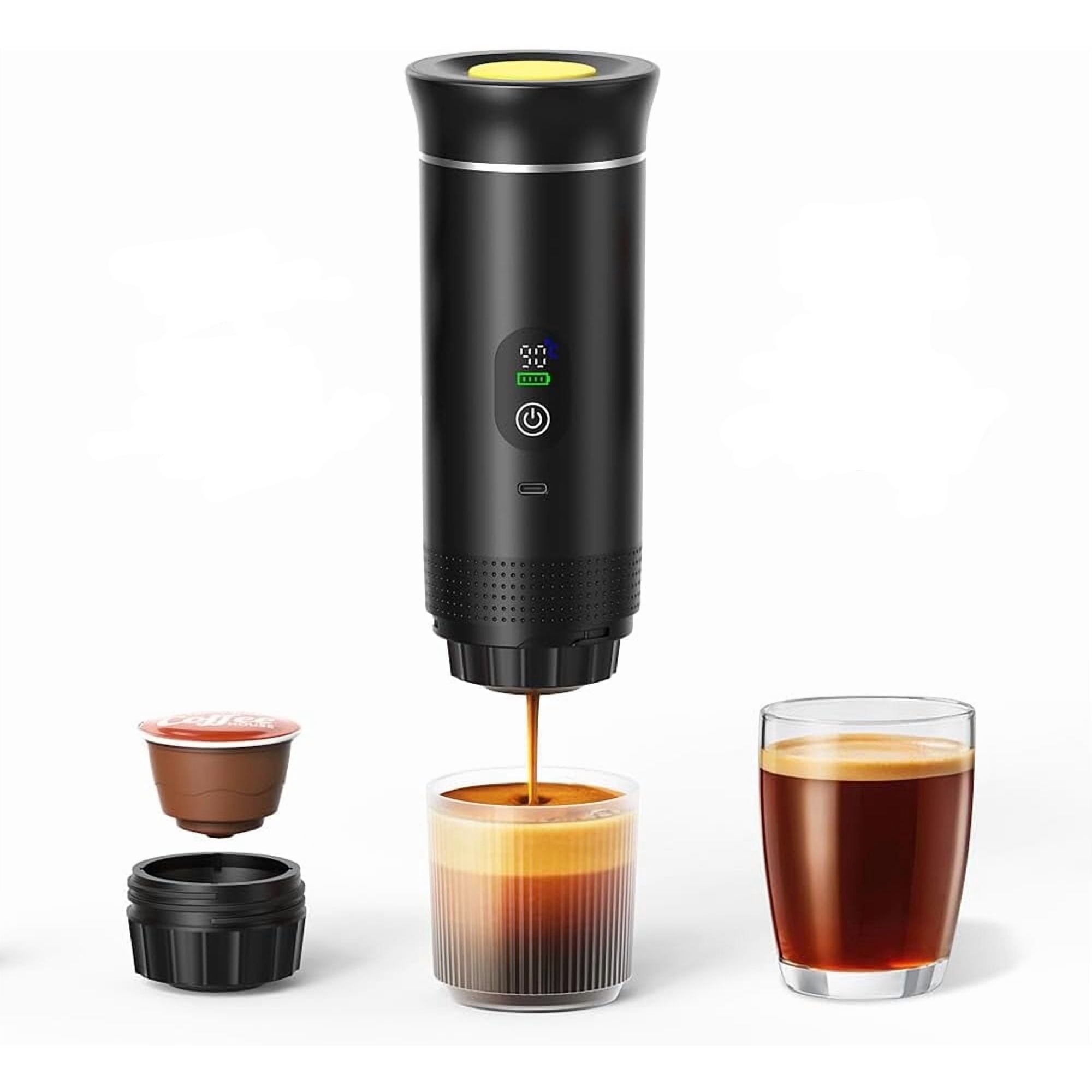 Ein schwarzer Kaffeebereiter brüht Espresso in ein Glas. Kapseln liegen daneben.