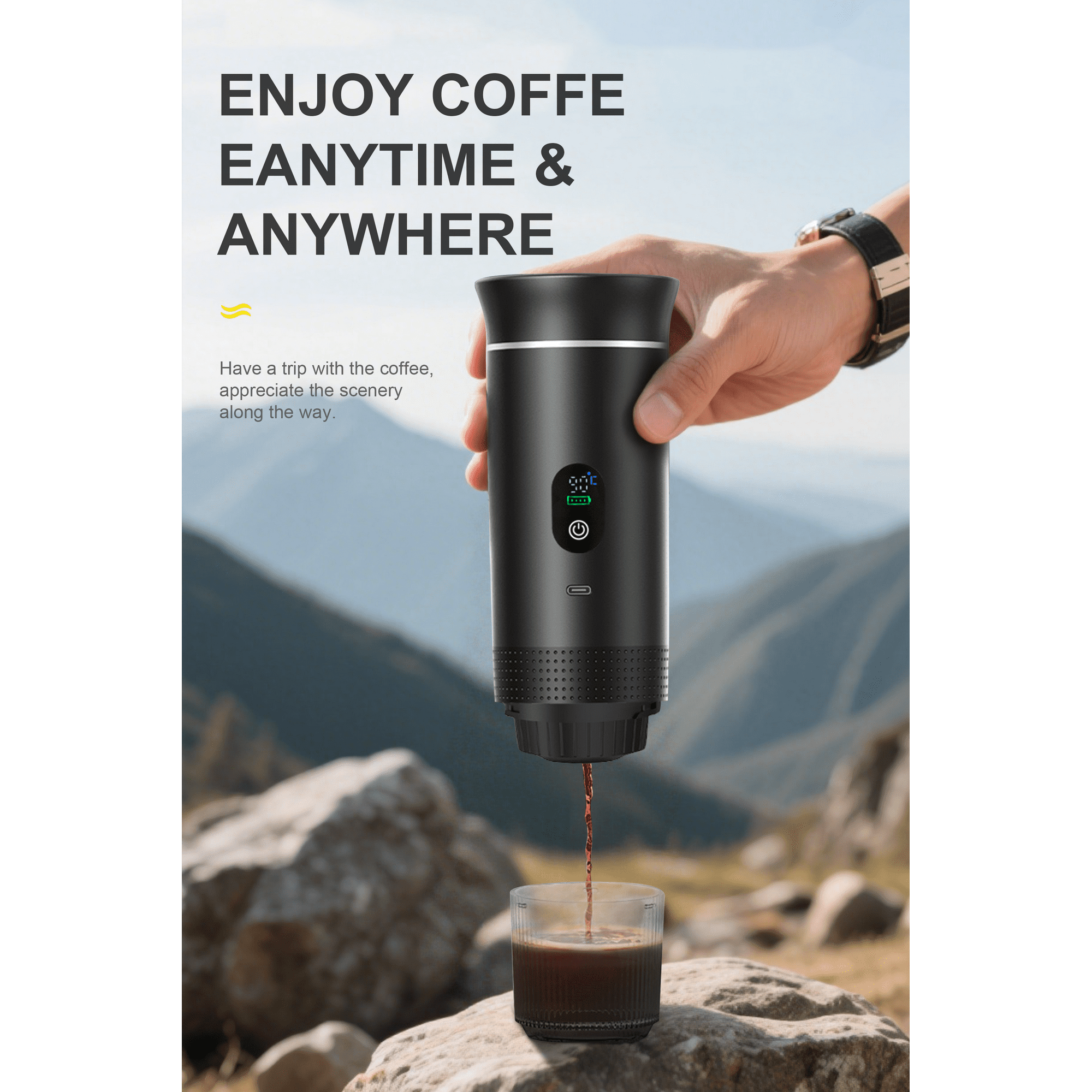 Eine Hand hält eine schwarze Kaffeemaschine, die Kaffee in ein Glas gießt.