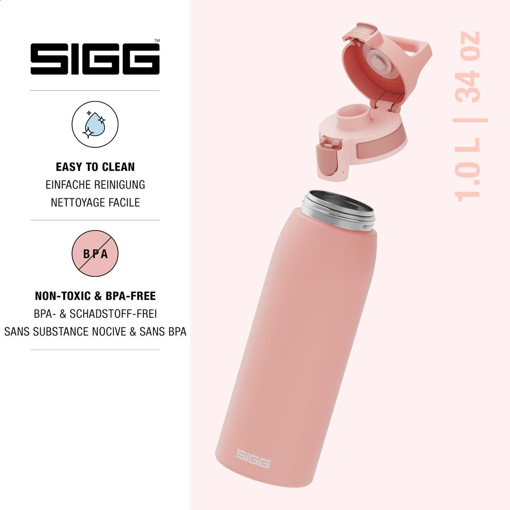 Eine rosafarbene SIGG-Flasche mit offenem Deckel. Links sind Texte und Logos.