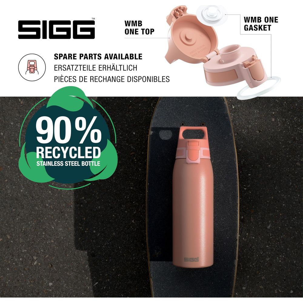 Eine rosafarbene SIGG Trinkflasche aus 90% recyceltem Edelstahl auf einem Skateboard.