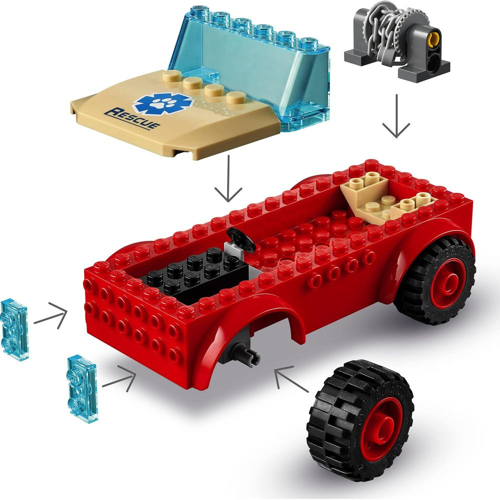 Une voiture Lego rouge avec des pièces disposées séparément à côté.