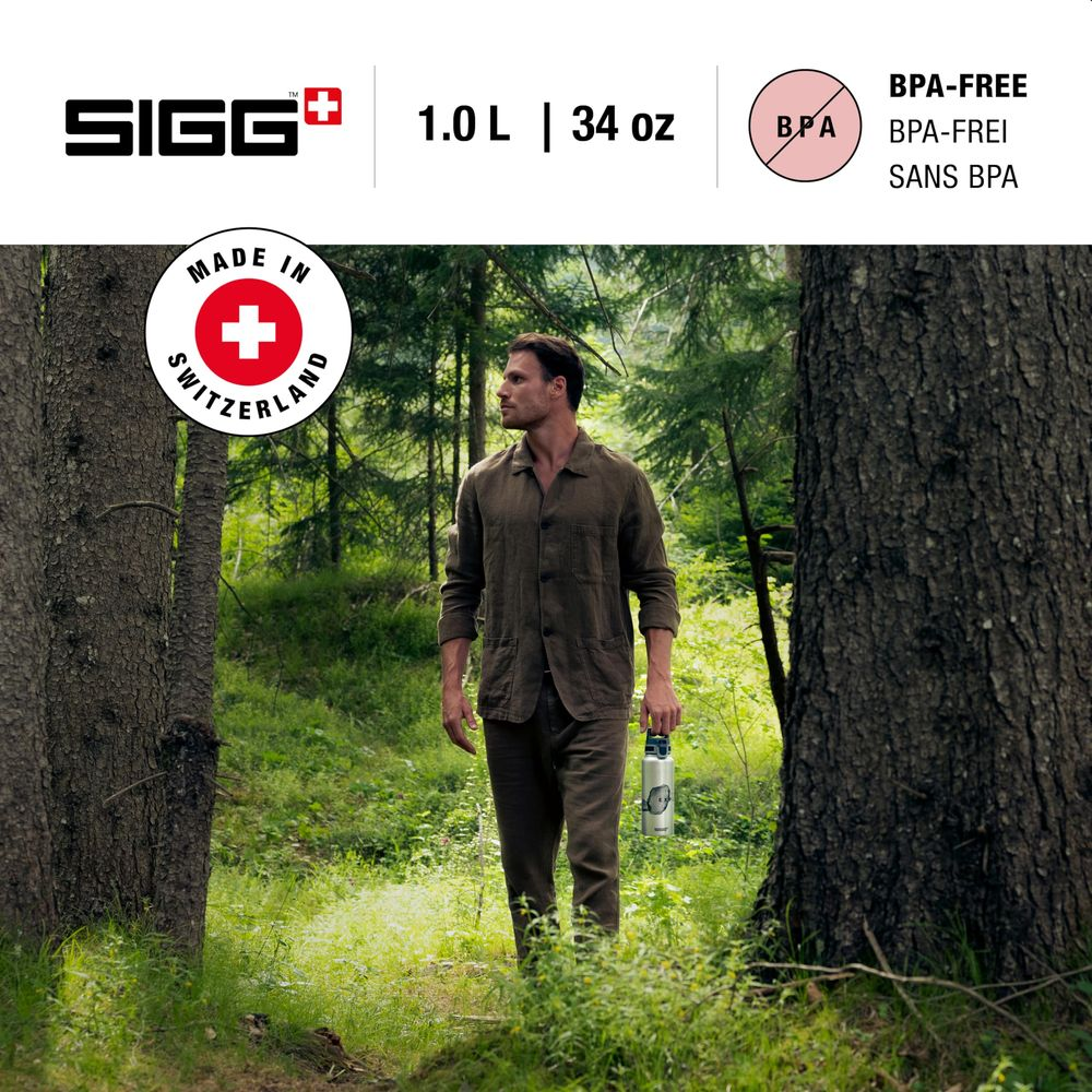 Mann im Wald mit SIGG-Flasche. BPA-frei. 1.0L/34oz.