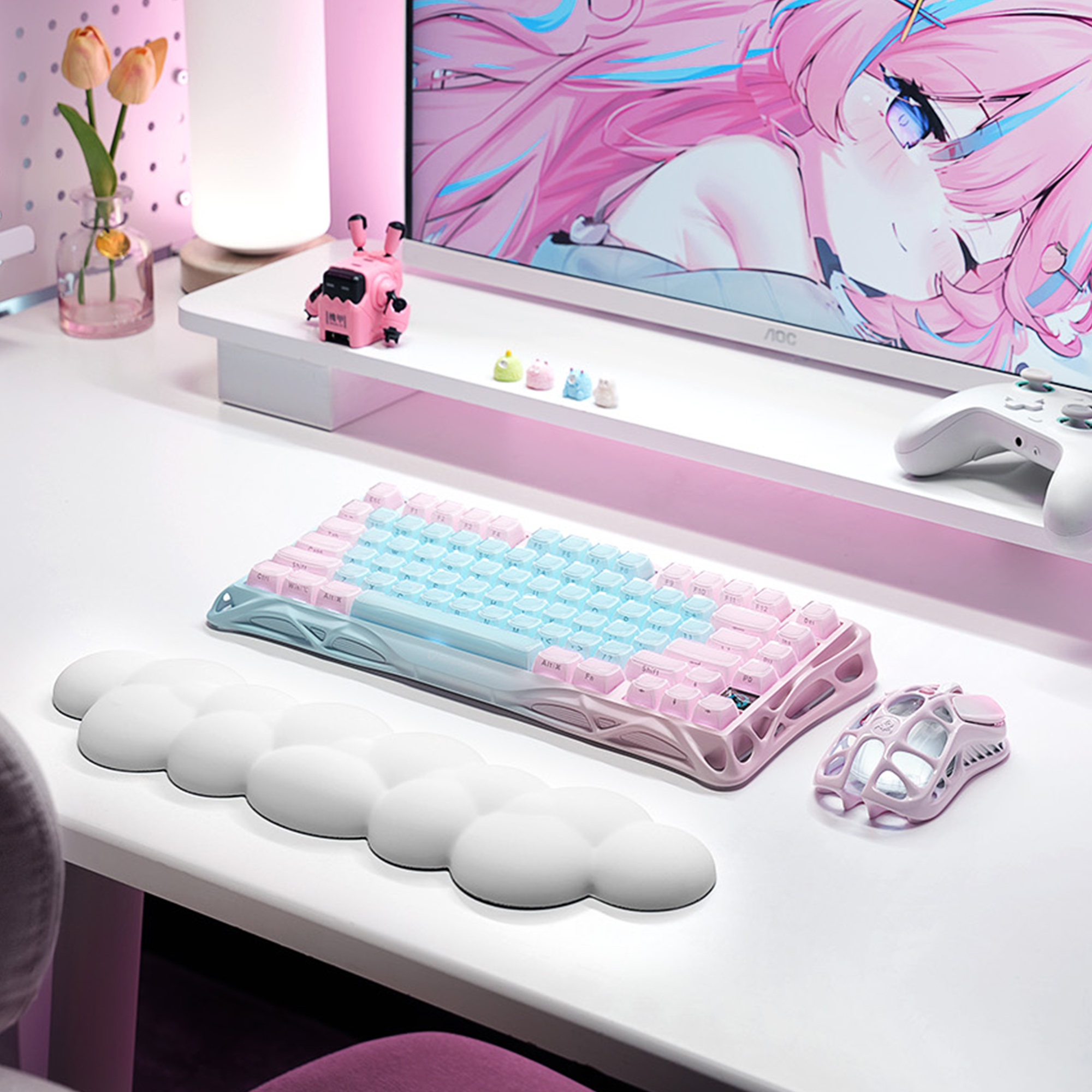 Klawiatura różowa/niebieska, biała podkładka pod nadgarstek w chmurki, myszka.