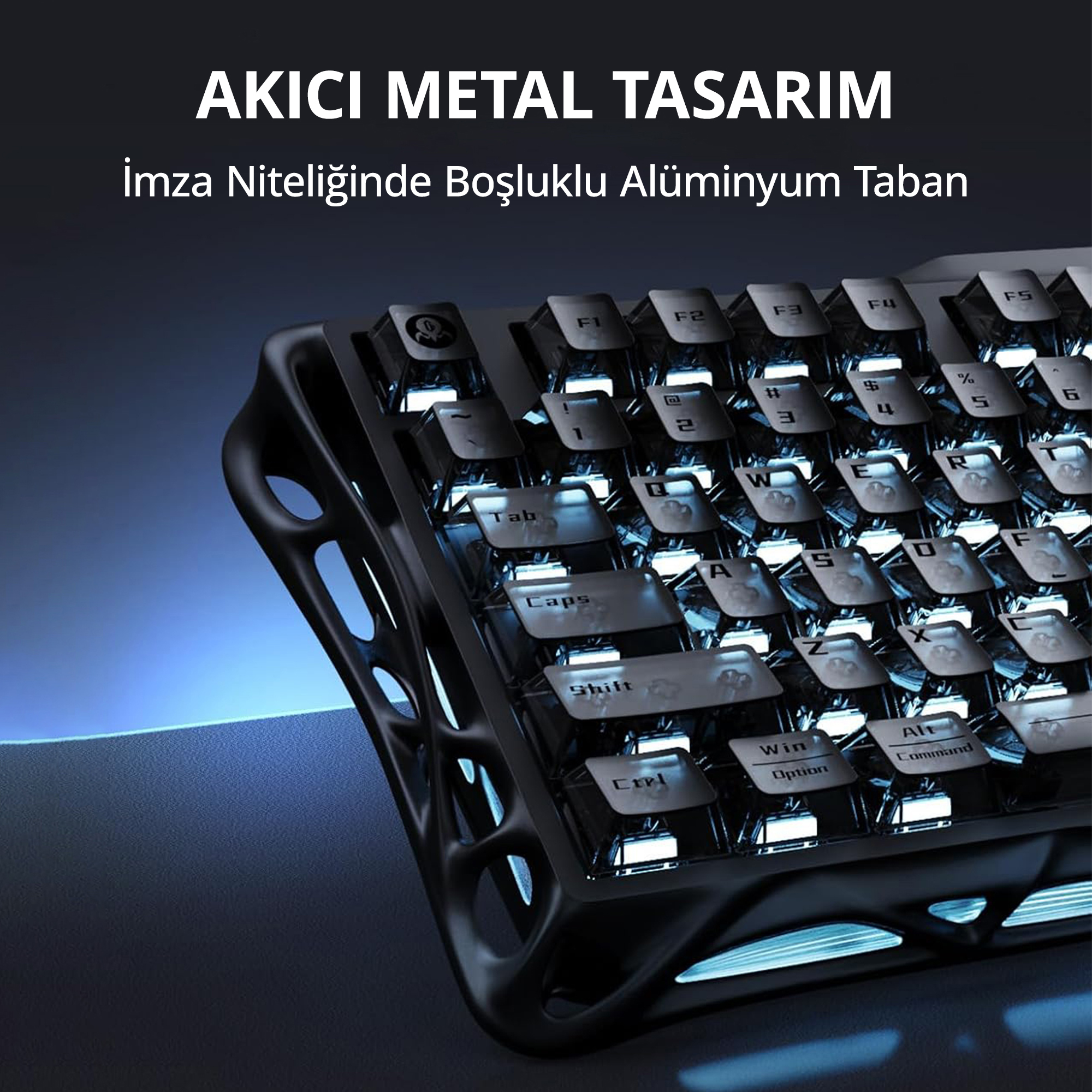 Zbliżenie czarnej klawiatury mechanicznej z niebieskim podświetleniem i metalową ramą.