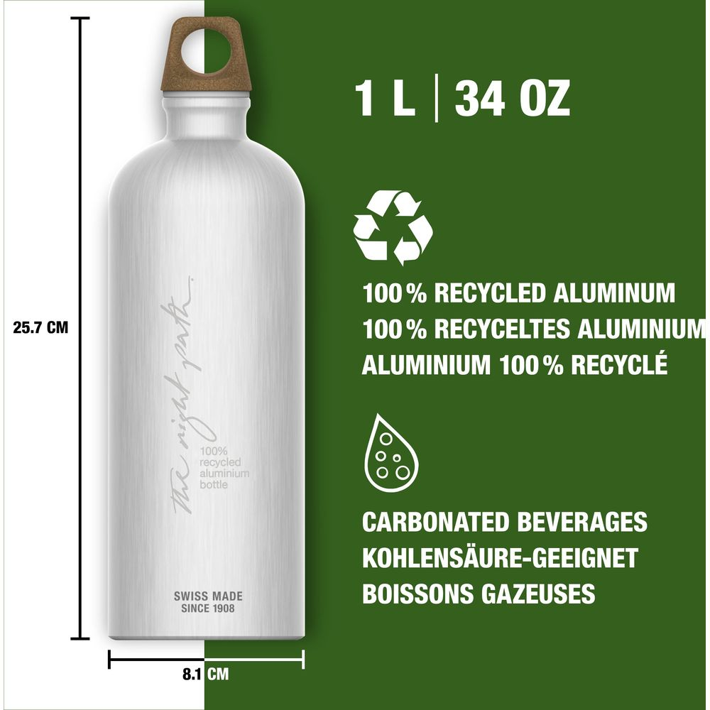 Eine silberne 1L-Flasche aus 100 % recyceltem Aluminium mit Holzgriff.
