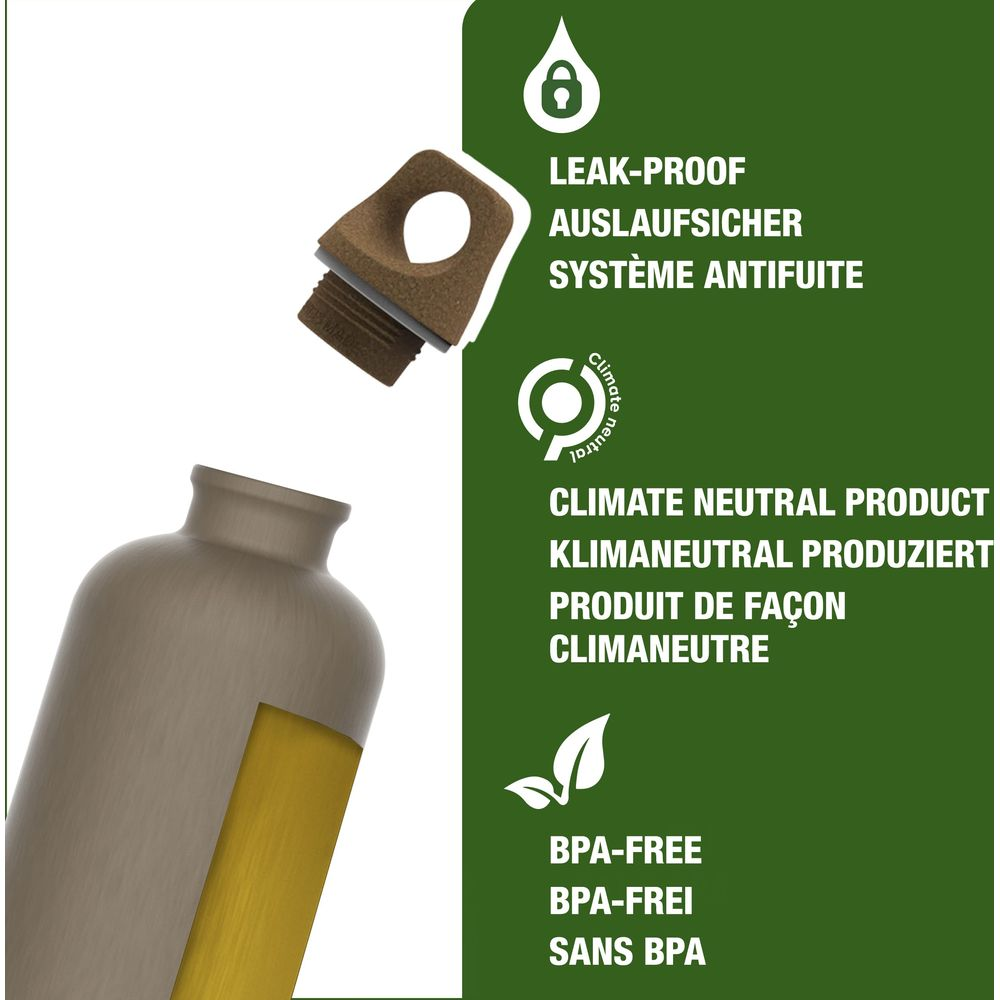 Braune Trinkflasche mit Verschluss, Text über Auslaufschutz, Klimaneutralität und BPA-Freiheit.