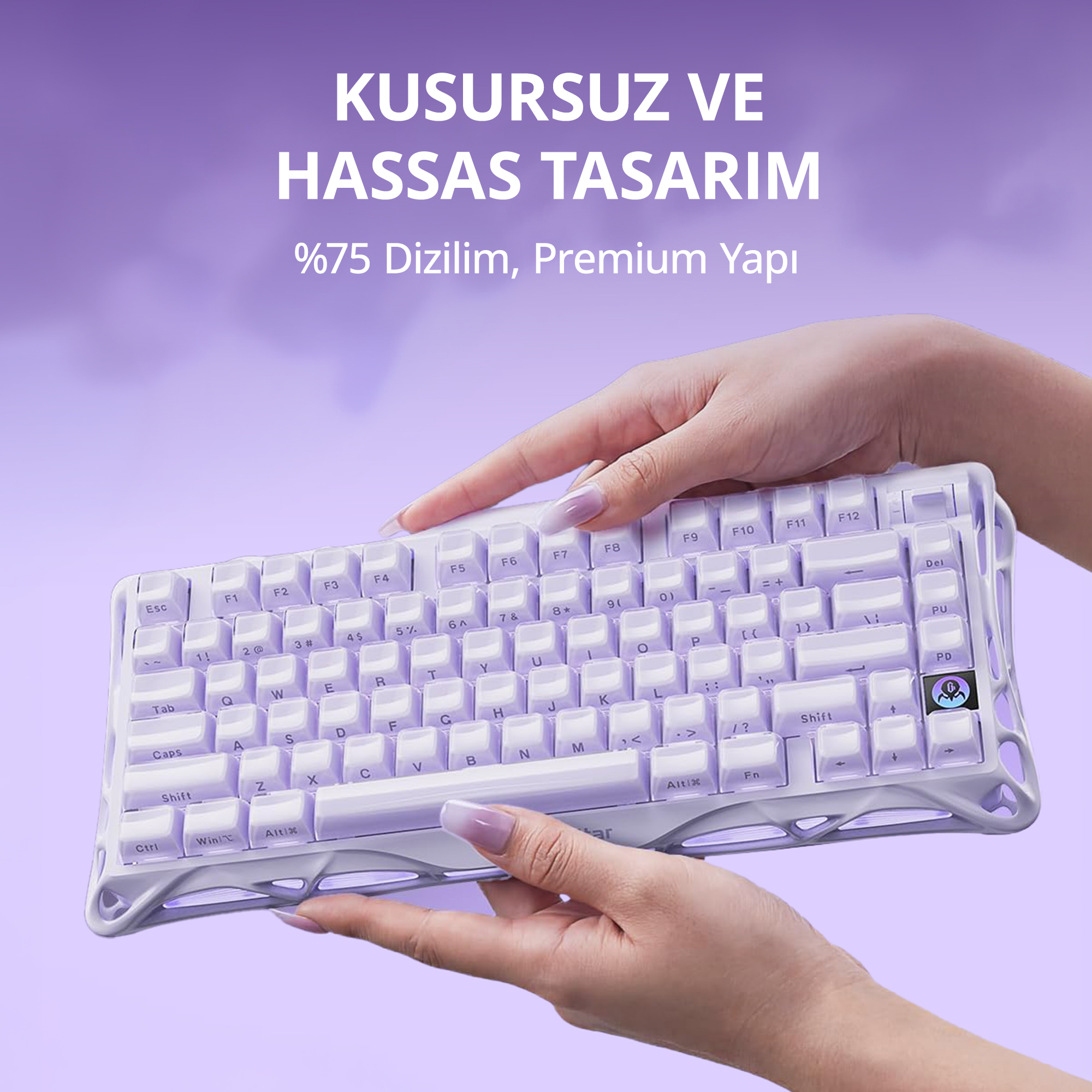 Dłonie trzymają białą klawiaturę na fioletowym tle.