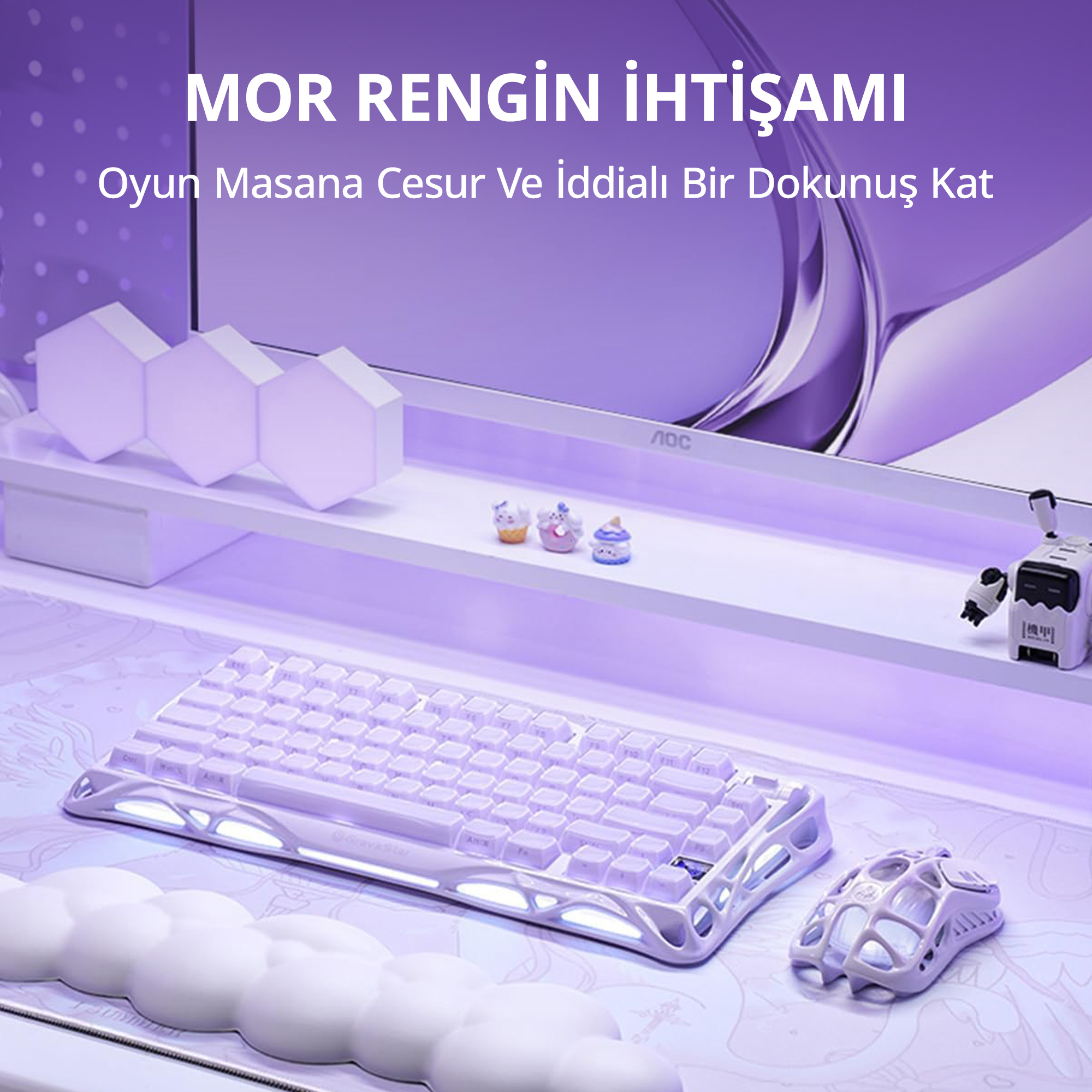 Biała klawiatura i mysz w fioletowym pokoju z ozdobnymi figurkami.