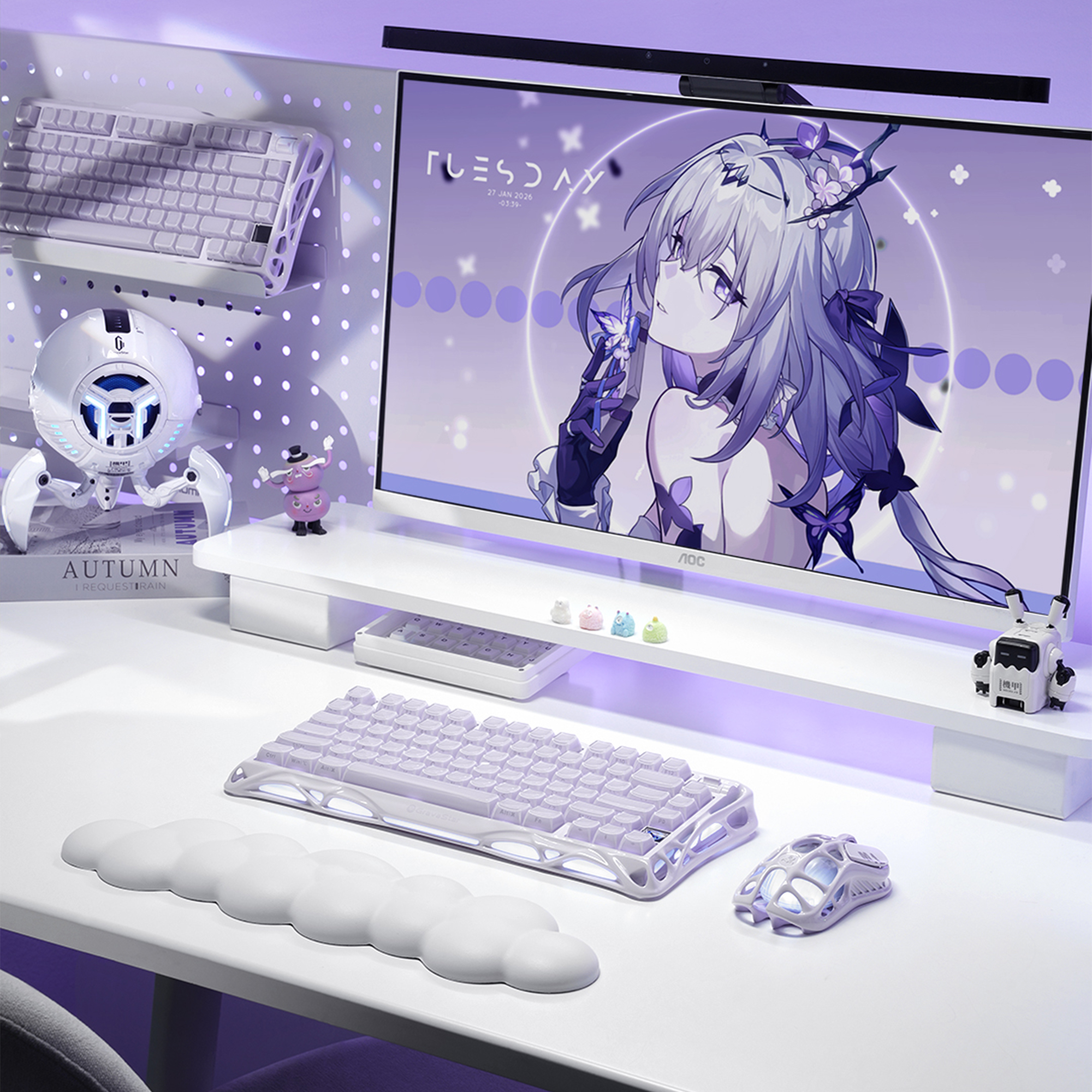 Biurko z fioletowymi klawiaturami, myszką i tapetą anime.