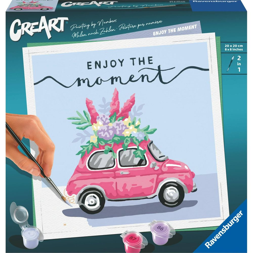 Un'auto rosa con fiori, un pennello e colori. Set pittura Ravensburger.
