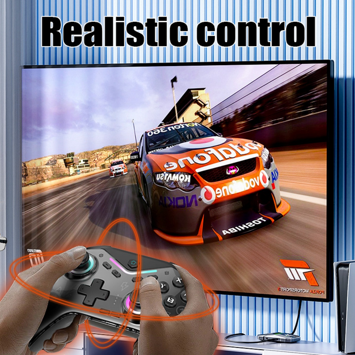 Hände halten einen Controller vor einem Fernsehbildschirm, der ein Autorennen zeigt.
