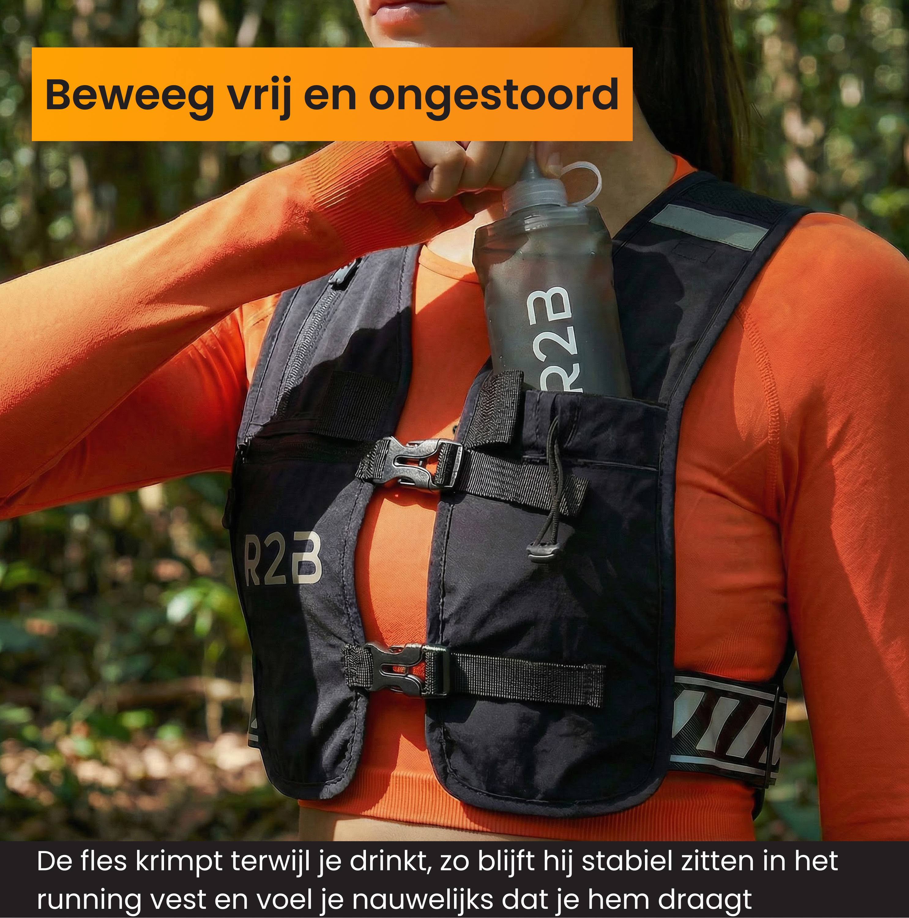 Personne en chemise orange et gilet de course tient une bouteille d'eau en forêt.