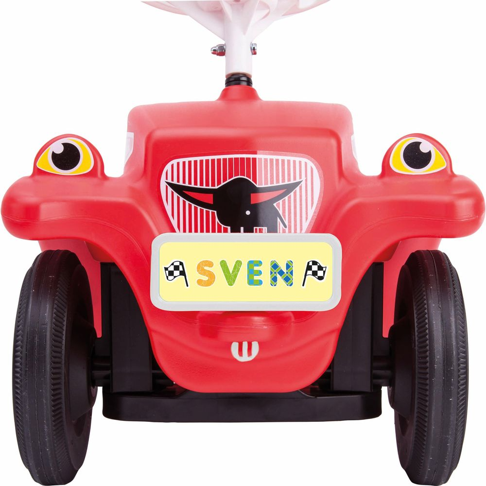 Czerwony samochodzik z dużymi oczami i napisem SVEN z przodu.