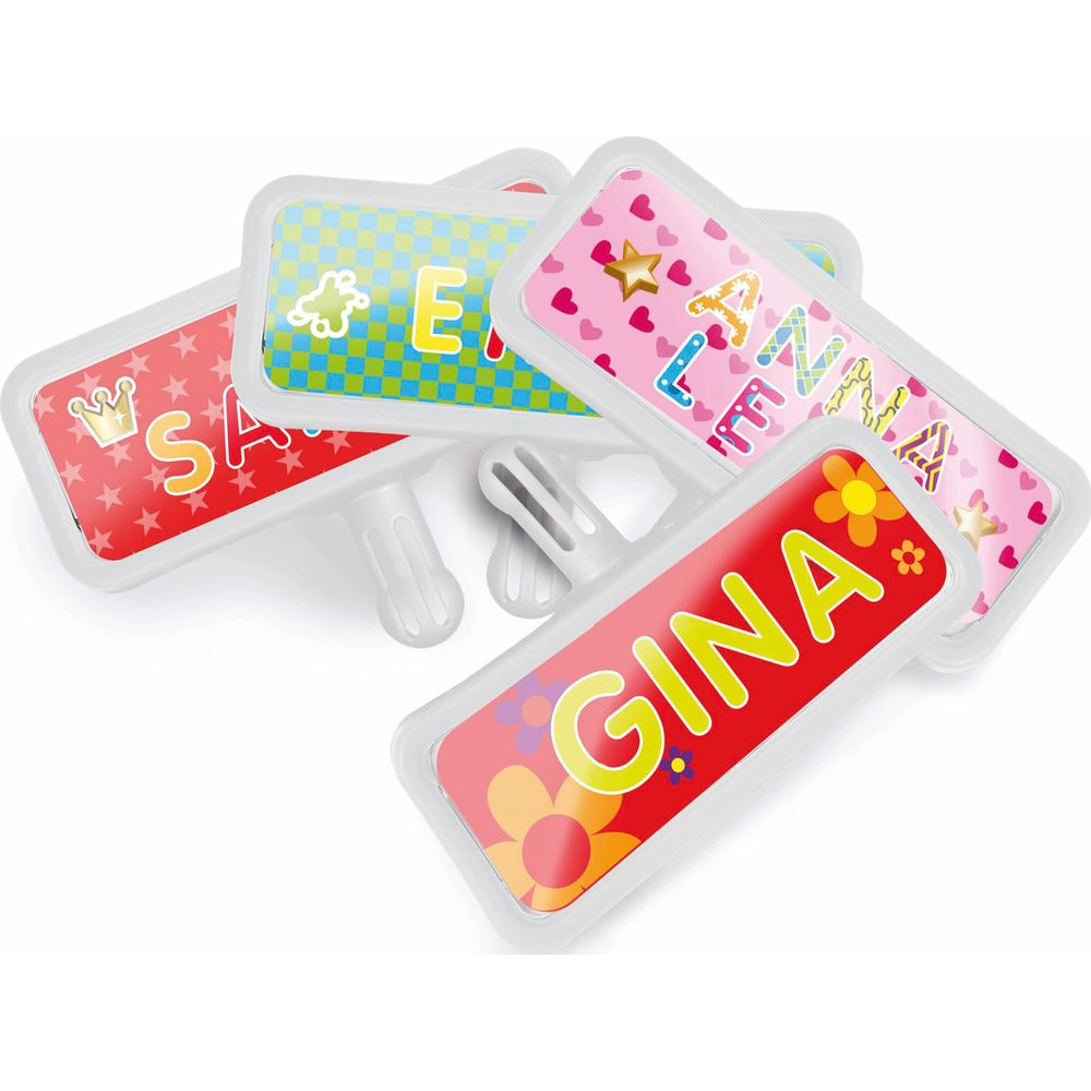 Tabliczki z nazwami takie jak Gina, Anna, Sarah i E.