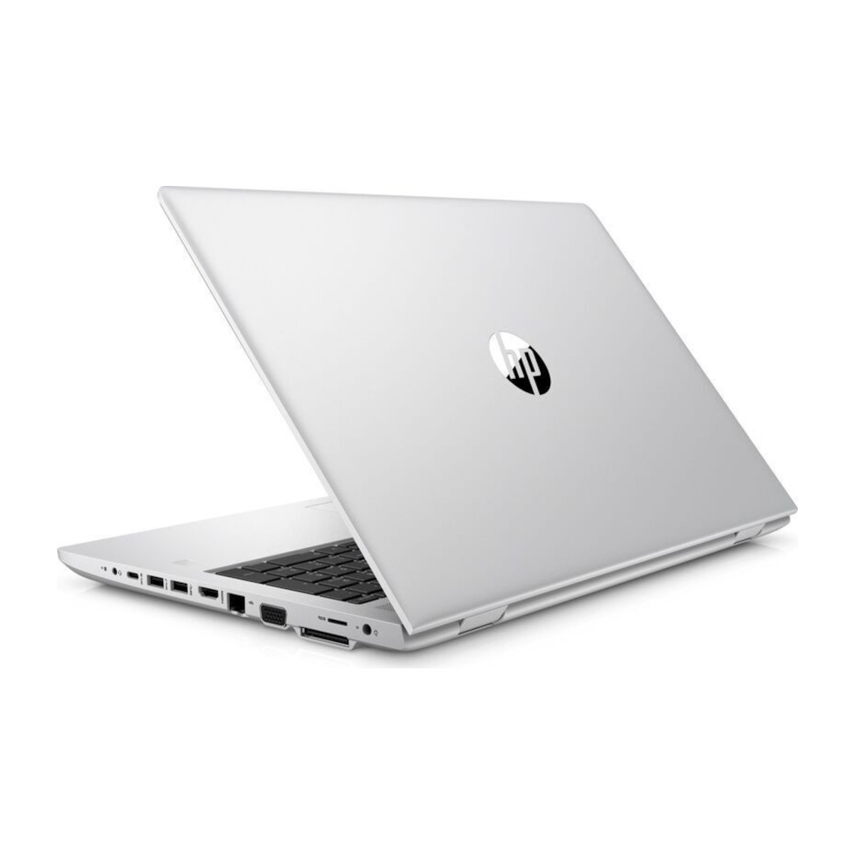 Ein offener silberner HP Laptop mit schwarzer Tastatur, auf weißem Hintergrund.