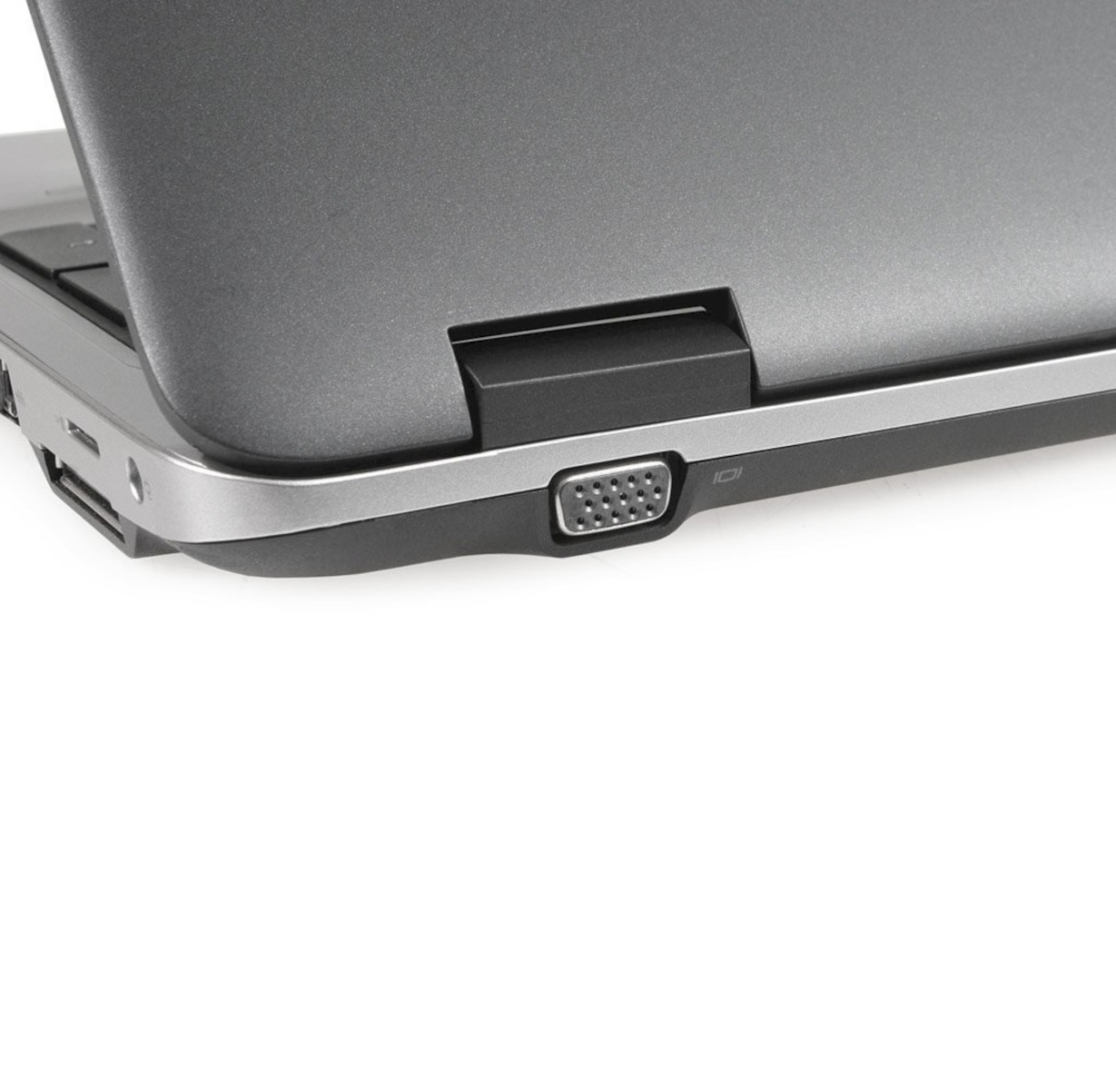 Nahaufnahme eines Laptops mit VGA-Anschluss und USB-Anschluss.