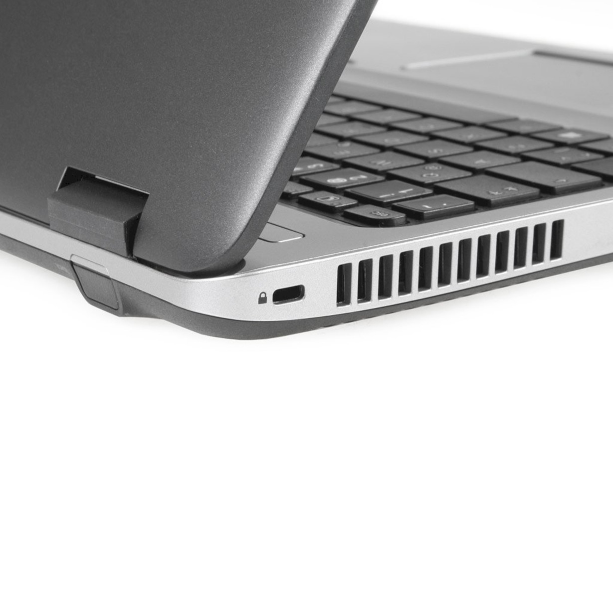 Nahaufnahme einer Laptop-Tastatur und Lüftungsschlitze.
