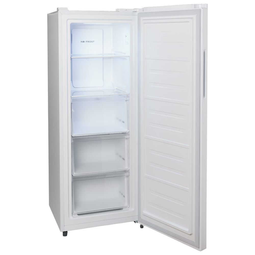 Un congelador vertical blanco abierto con estantes y cajones interiores, y la puerta entreabierta.