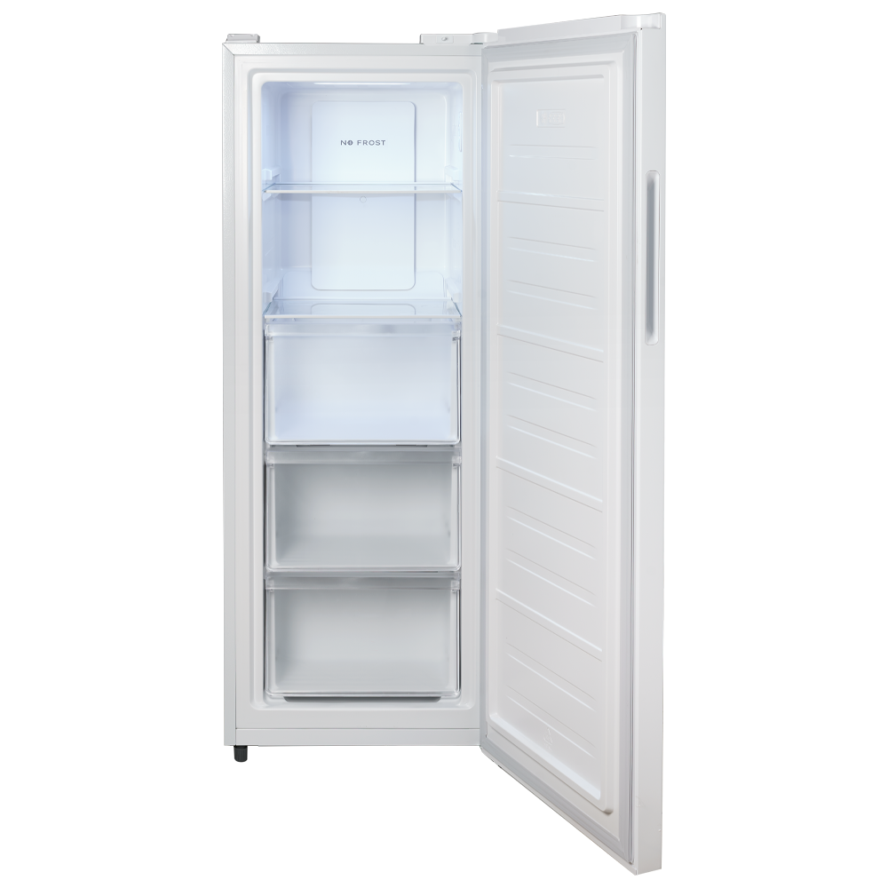 Un congelador vertical blanco con la puerta abierta, mostrando dos estantes y tres cajones.