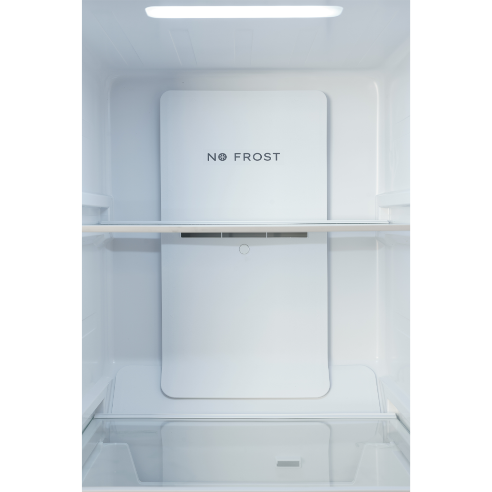 Vista interior de un refrigerador vacío con texto "NO FROST".