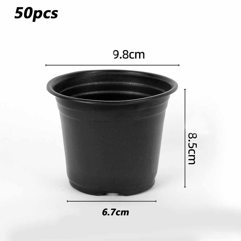 Ein schwarzer Plastiktopf mit Maßen 9,8cm x 8,5cm x 6,7cm.