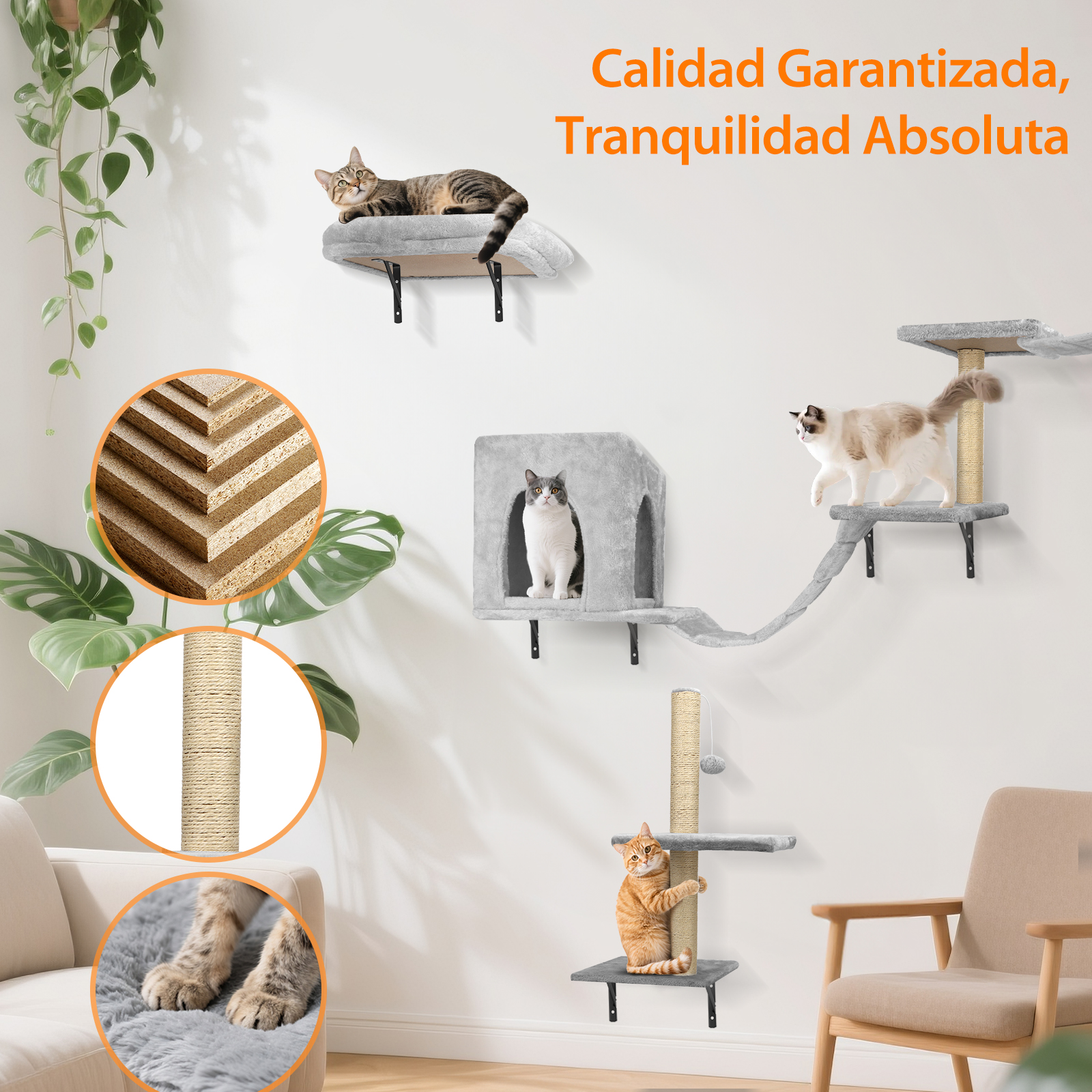 Tres gatos en un árbol rascador gris de pared. Detalles de madera y cuerda.