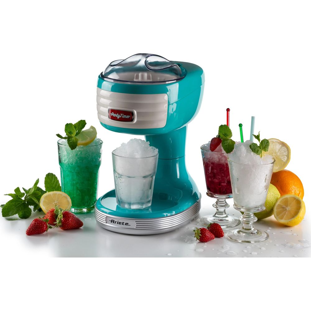 Türkisfarbene Eismaschine mit zwei gefrorenen Getränken, Beeren, Zitronen und Minze.