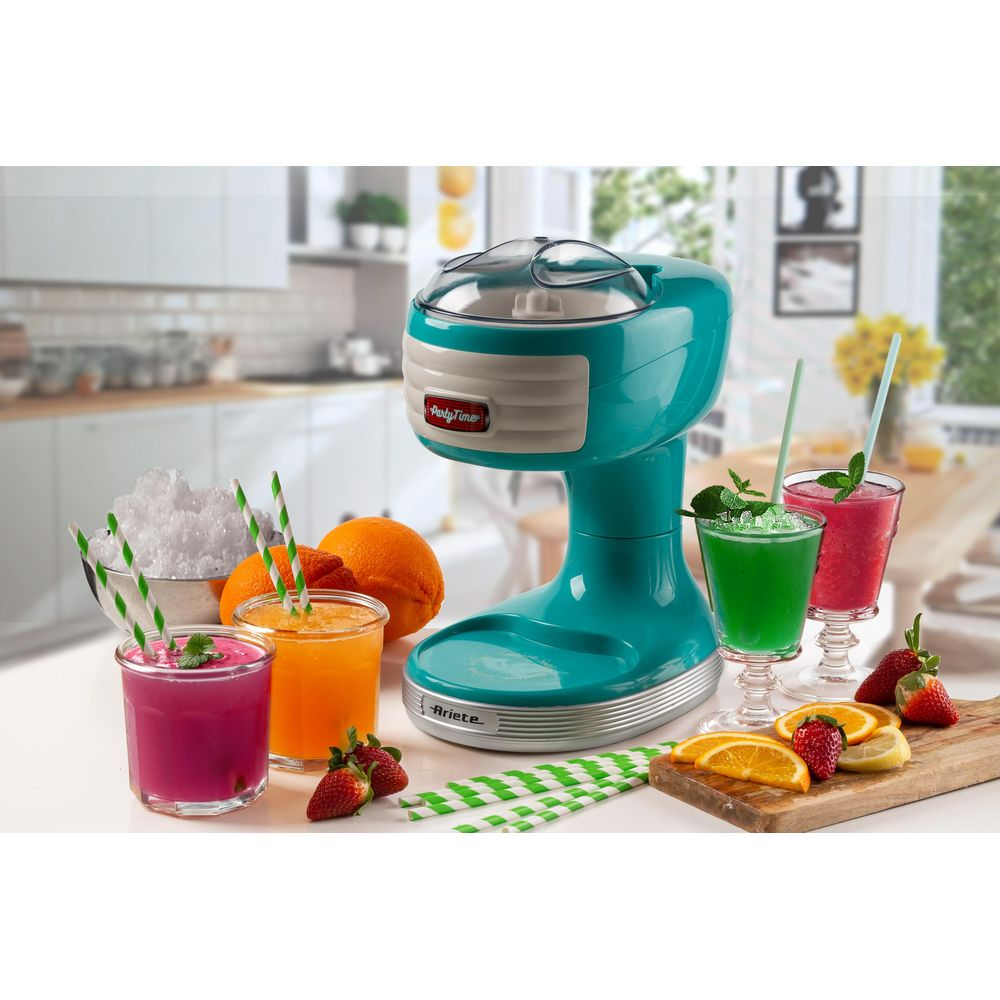 Türkisfarbener Slush-Eis-Maker mit Früchten und Getränken in Gläsern.