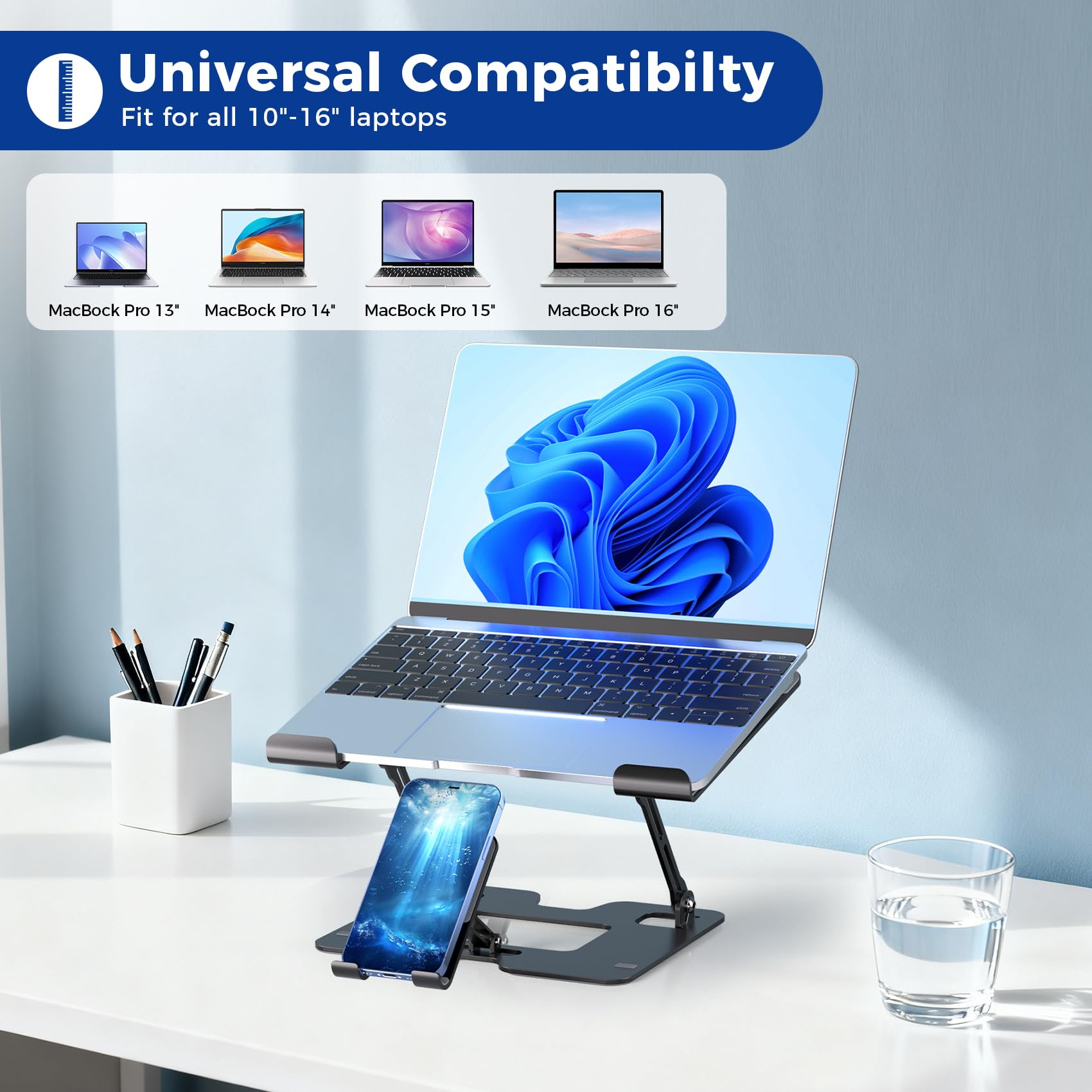 Ein Laptopständer mit Laptop, Handy und Glas Wasser auf einem Schreibtisch.