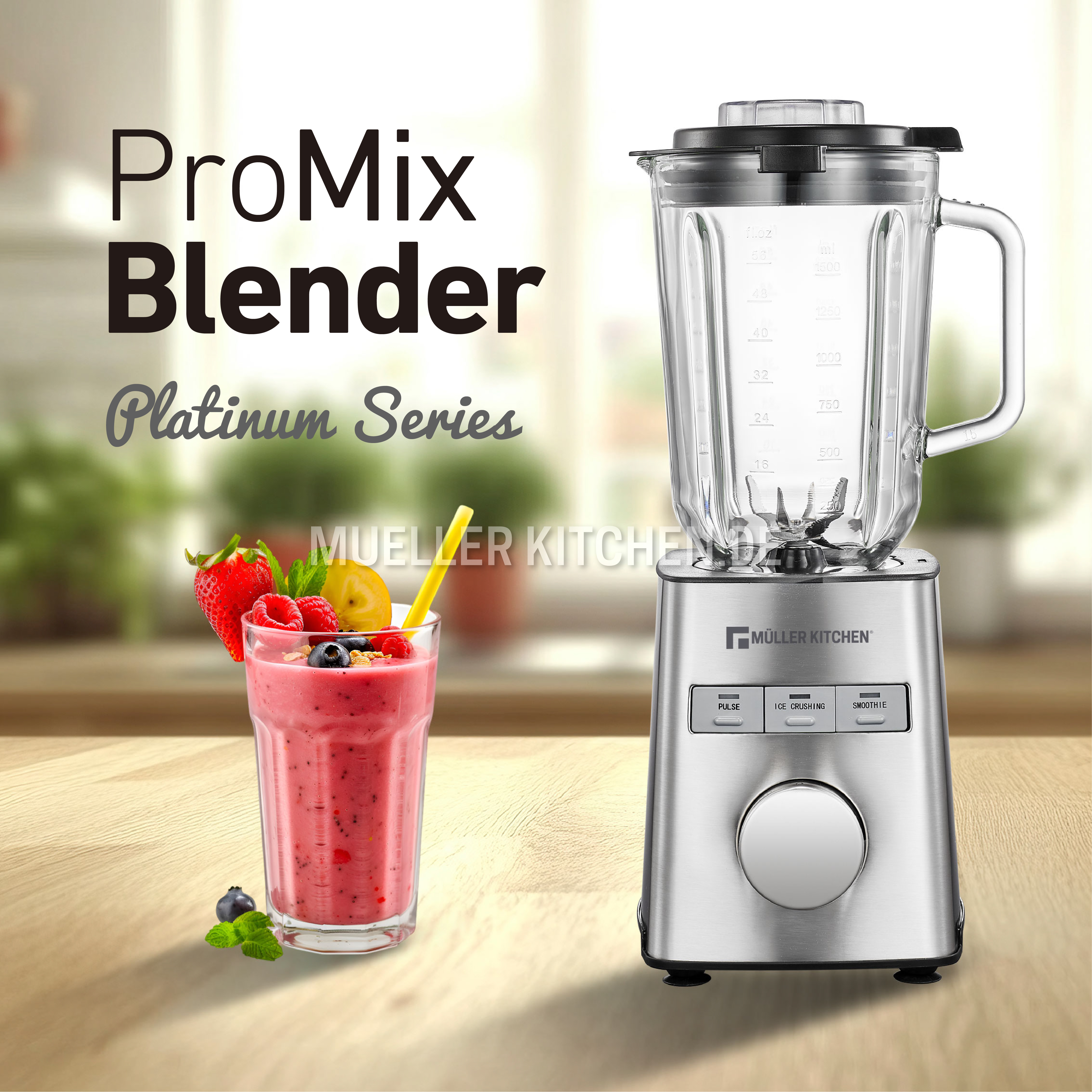 Una licuadora plateada junto a un vaso de batido de bayas con frutas.