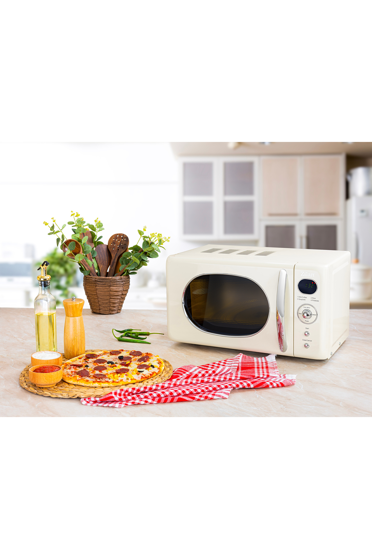 Krem rengi retro mikrodalga fırın, pizza, baharatlar ve mutfak gereçleri.
