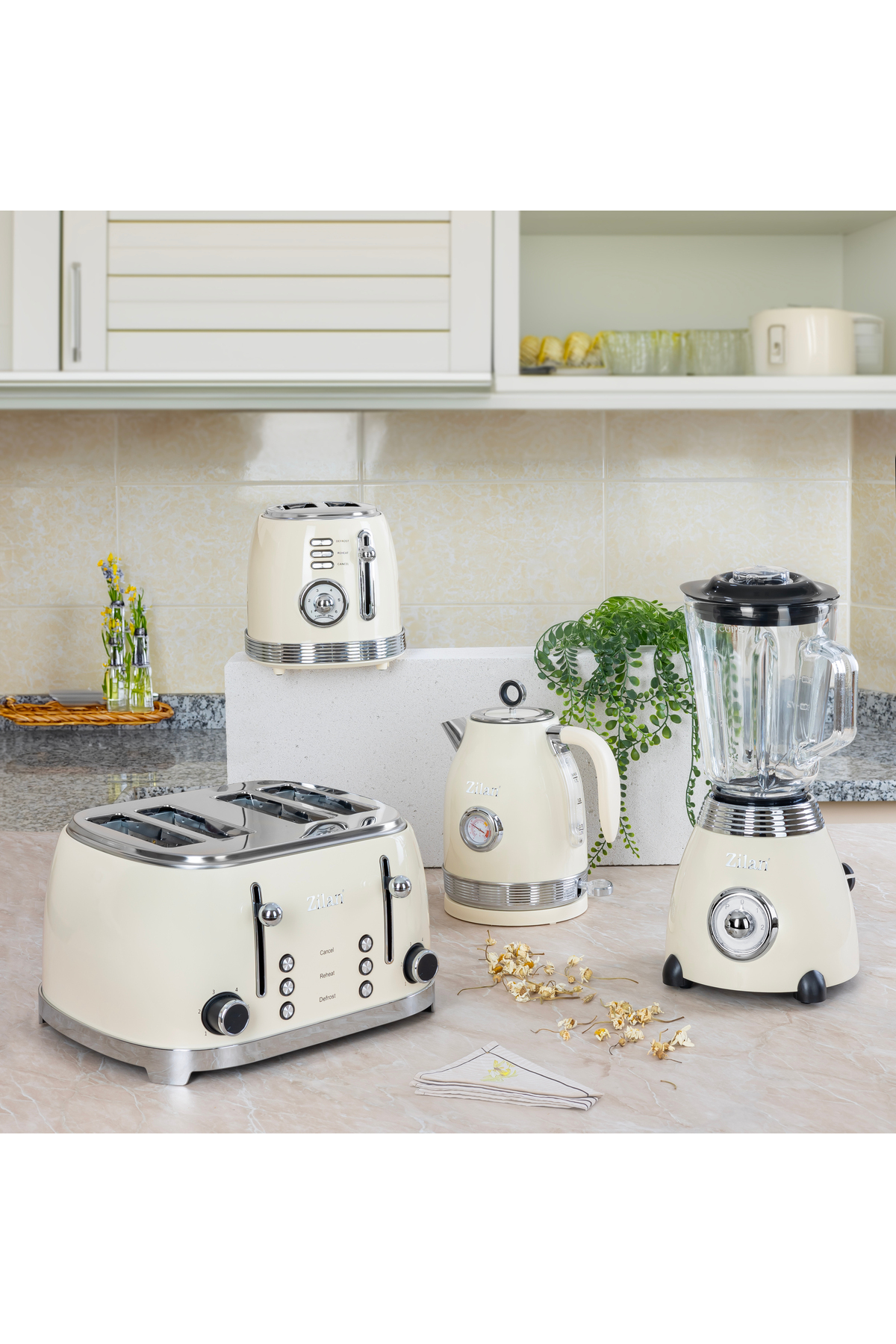 Bej bir mutfak tezgahında 4 dilim ekmek kızartma makinesi, 2 dilim ekmek kızartma makinesi, bir su ısıtıcısı ve bir blender, hepsi krem renginde sergileniyor.