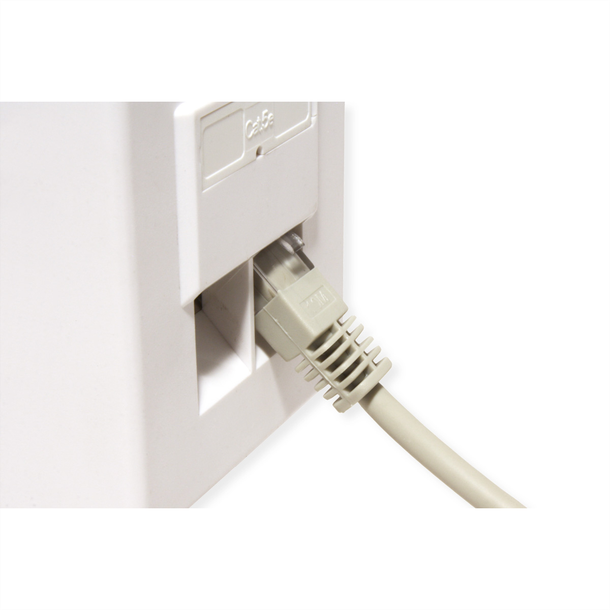 Ein graues Netzwerkkabel wird in eine weiße Wandbuchse gesteckt.