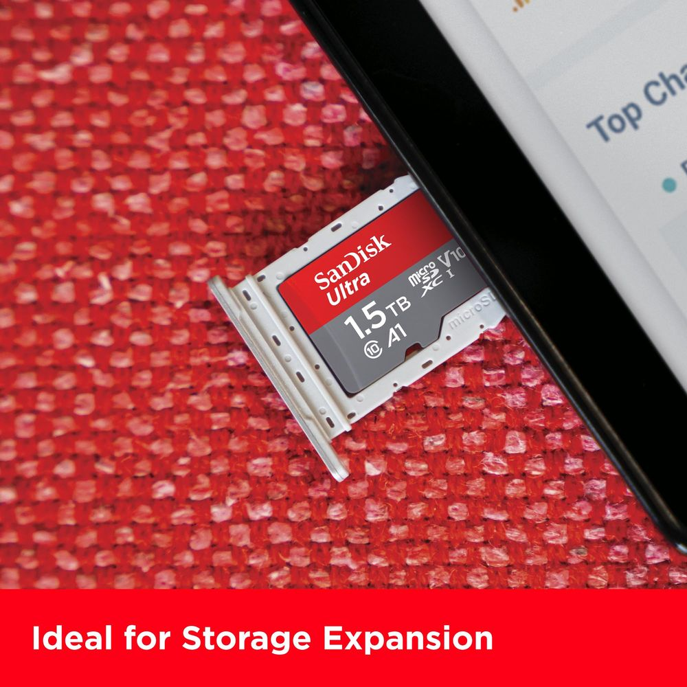 Una scheda microSD SanDisk da 1,5 TB è inserita in un vassoio del telefono su una superficie rossa testurizzata.