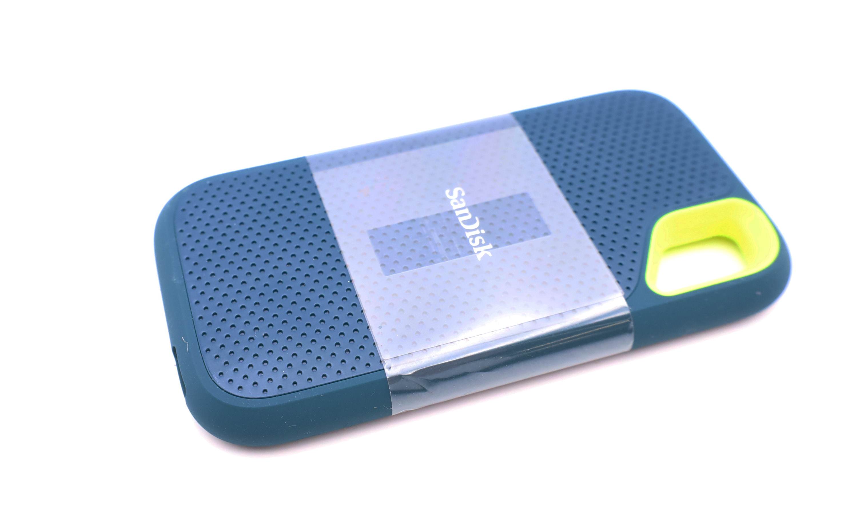 Un SSD SanDisk blu con accento giallo su sfondo bianco.